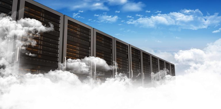 Serverschränke über den Wolken als Symbol für Cloud-Lösungen