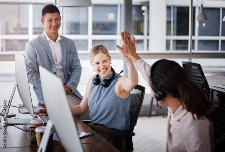 Zufriedenes Team im Büro nach gelöstem IT-Problem