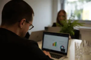 IT-Probleme in Unternehmen: Mitarbeiter am Arbeitsplatz